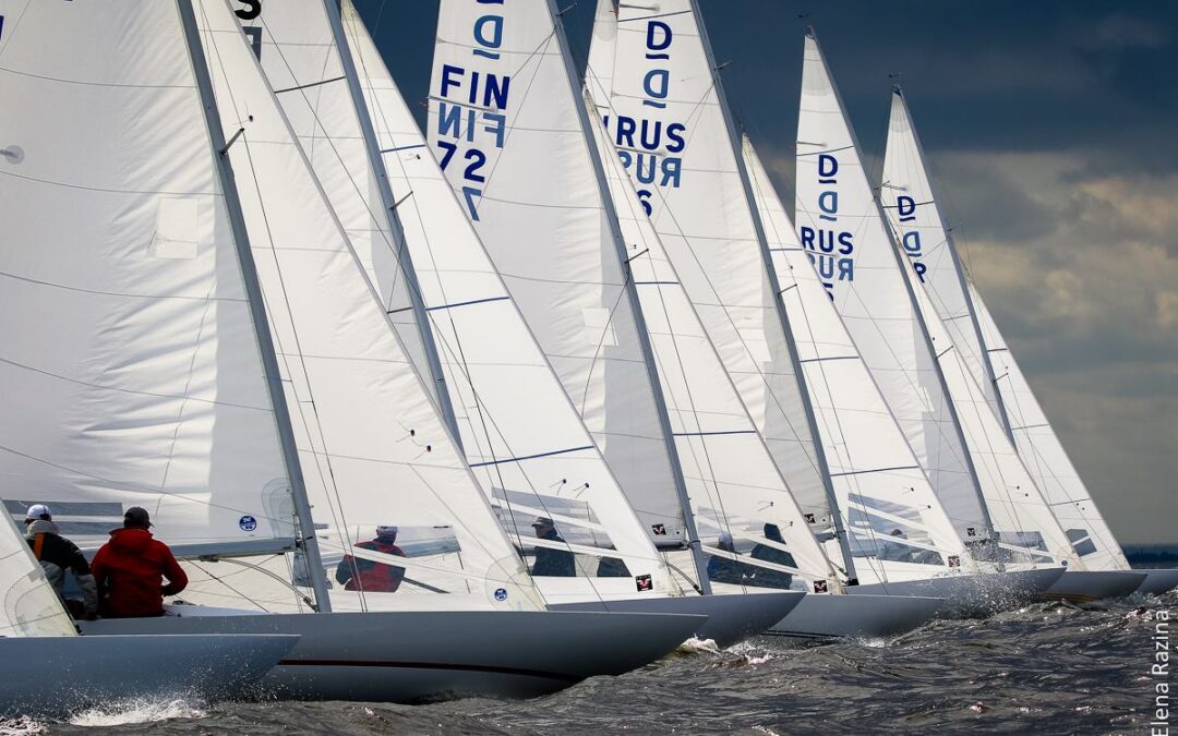 Напряжение нарастает