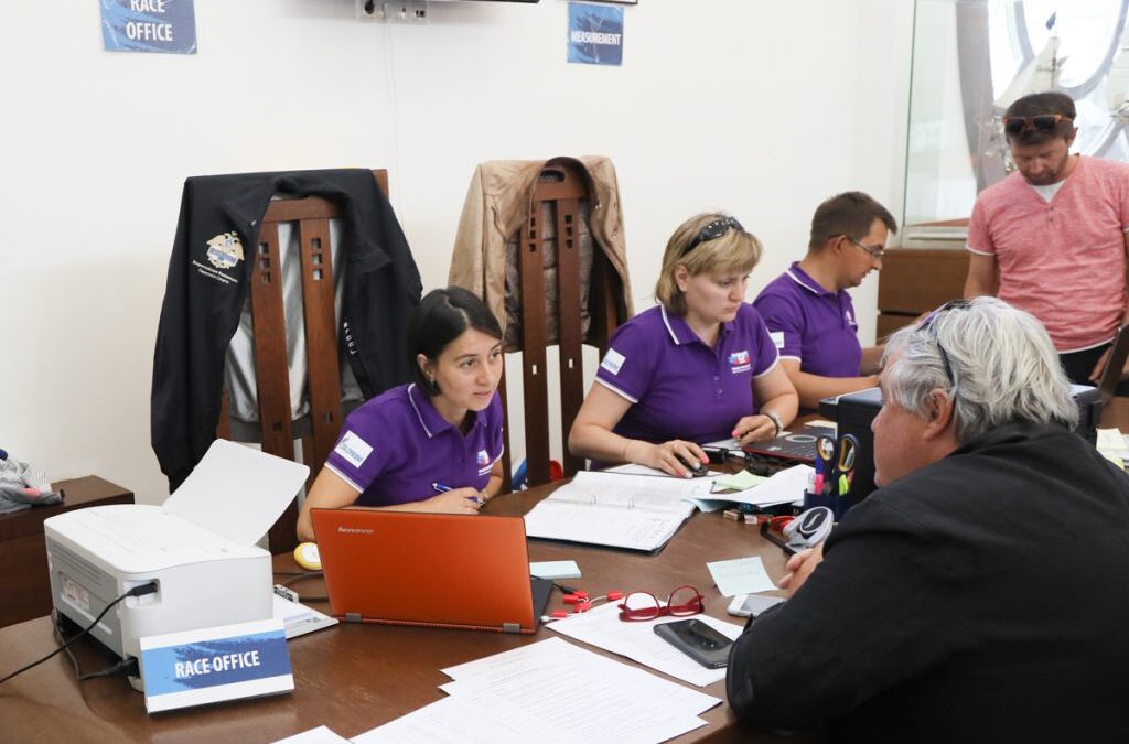 Завтра – гонки, а пока – регистрация